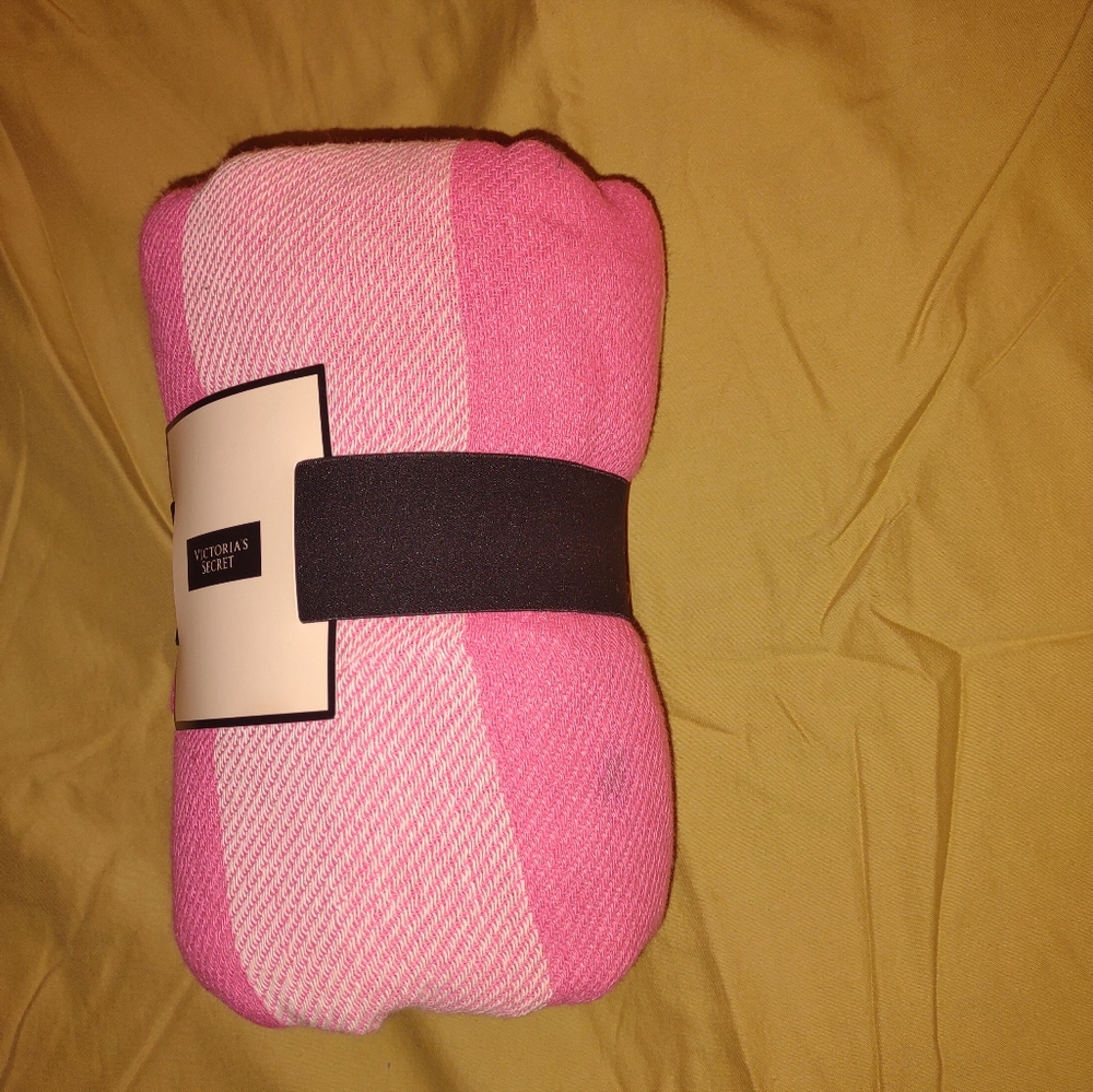 BUNDLE DEAL!!! Victorias Secret Limited Edition 2015 & 2017 Beach Blankets - Picture 8 of 14